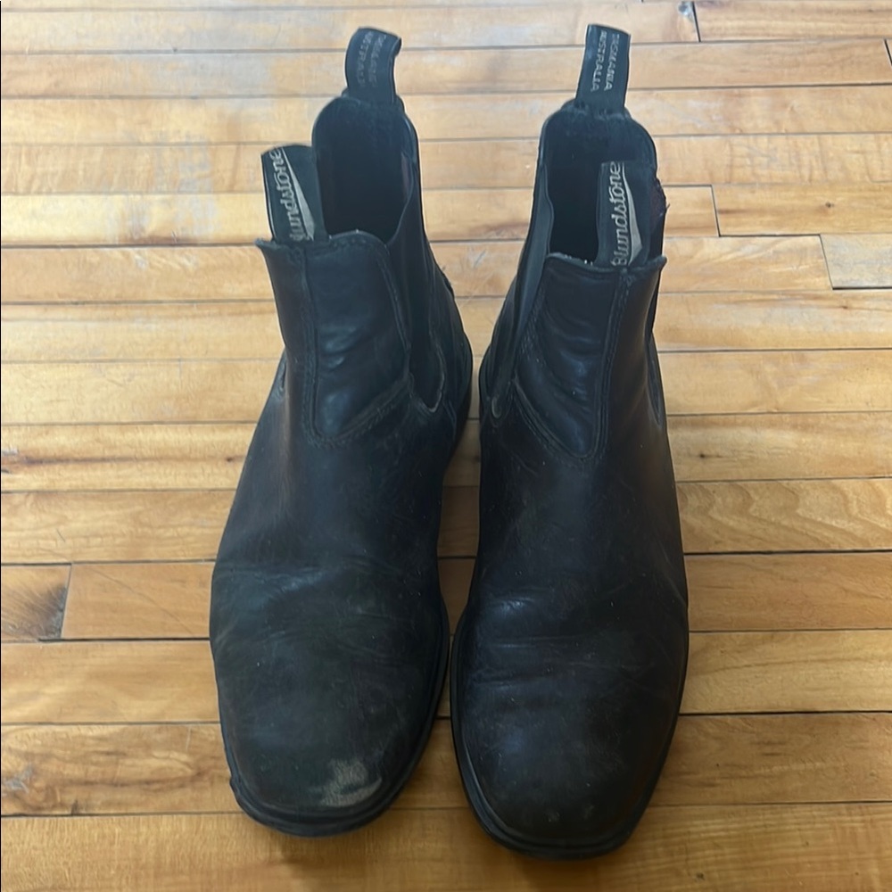 Blundstone Black Chelsea Boots Slip-On Style